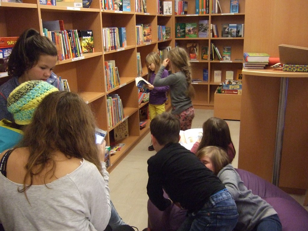 Kinder lesen und stöbern in der Gemeindebücherei Außervillgraten