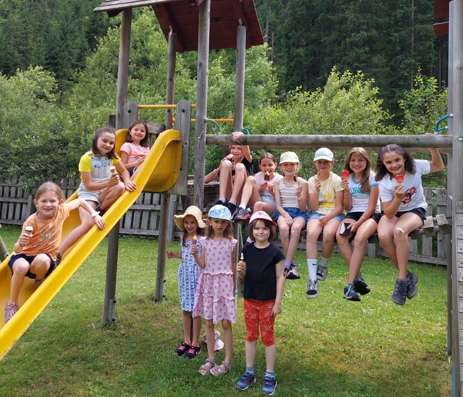 Eine Gruppe Kinder auf einen Spielplatz