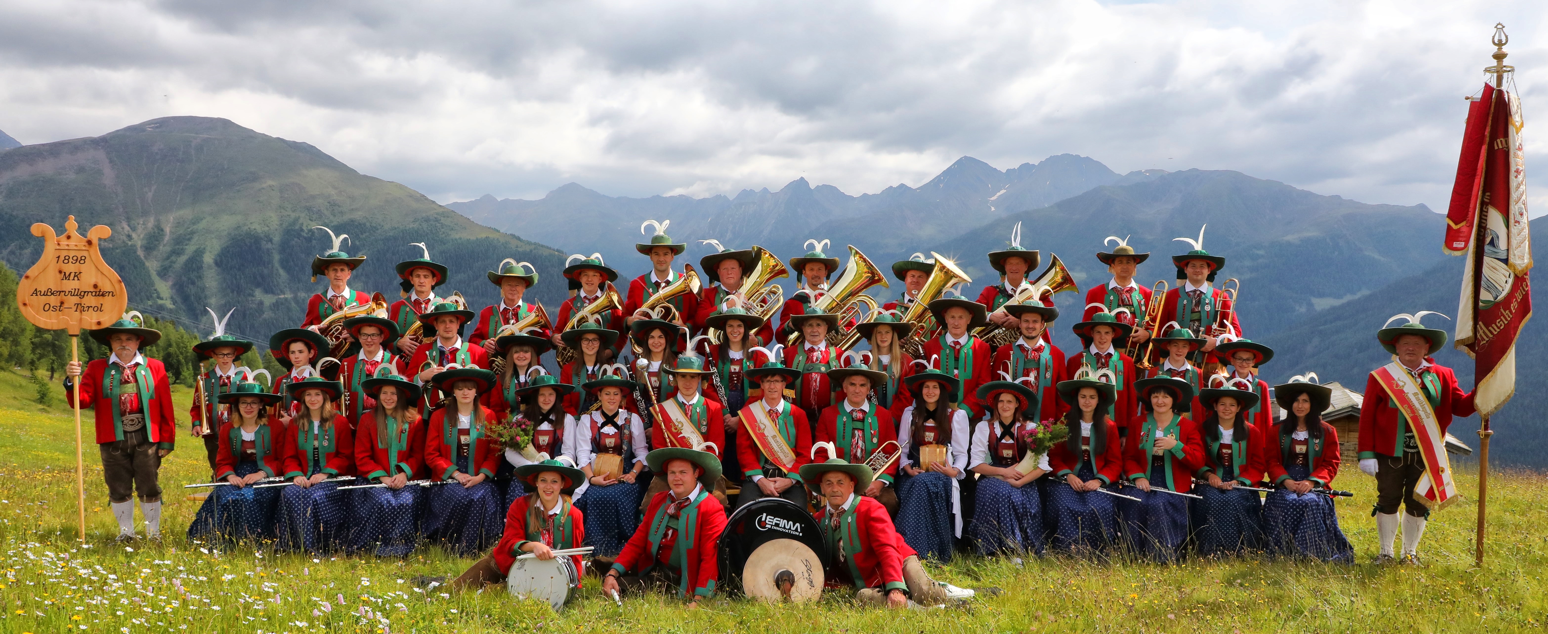 Gruppenfoto der Musikkapelle Außervillgraten in Tracht auf Wiese