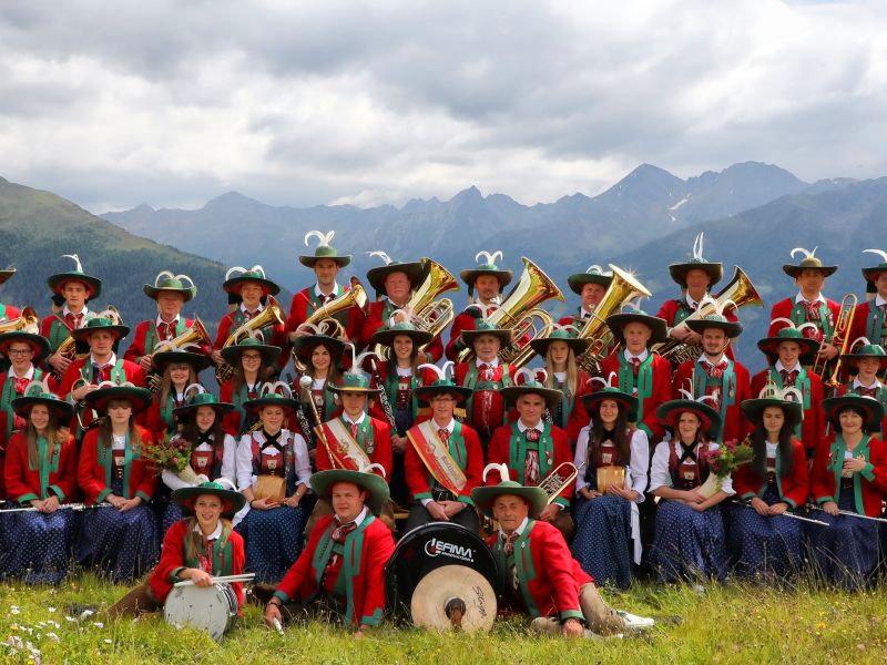 Gruppenfoto der Musikkapelle Außervillgraten in Tracht auf Wiese